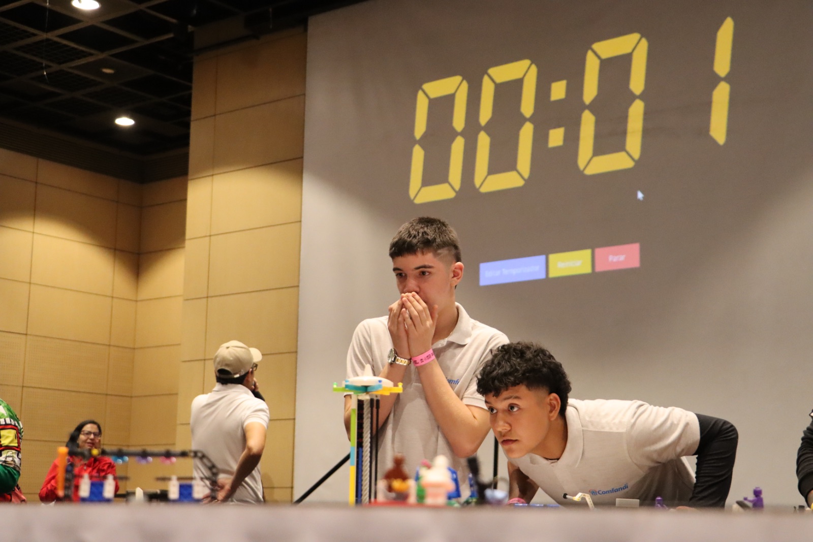 Equipo siguiendo el cronómetro en el Juego del Robot